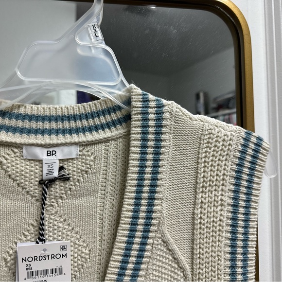BP. Nordstrom sweater vest, size XS. NWT - Picture 2 of 4